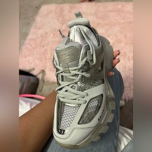 Grey Balenciaga tracks woman’s 7